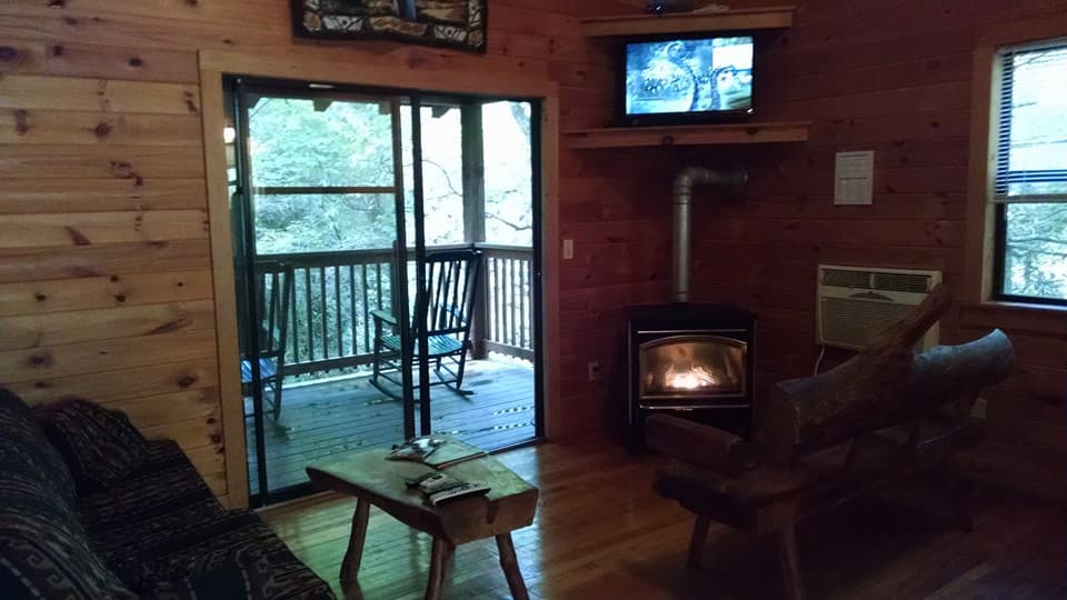 <b><a href="https://bear-den.com/" target="_blank">Bear Den Campground & Creekside Cabins</a></b>: Con tantas aventuras al aire libre en el Bosque Nacional Pisgah, Bear Den puede ser tu campamento base. Cuando acampas o reservas una cabaña aquí, tu próxima aventura está justo afuera de tu puerta, con 13 millas de senderos y un lago.