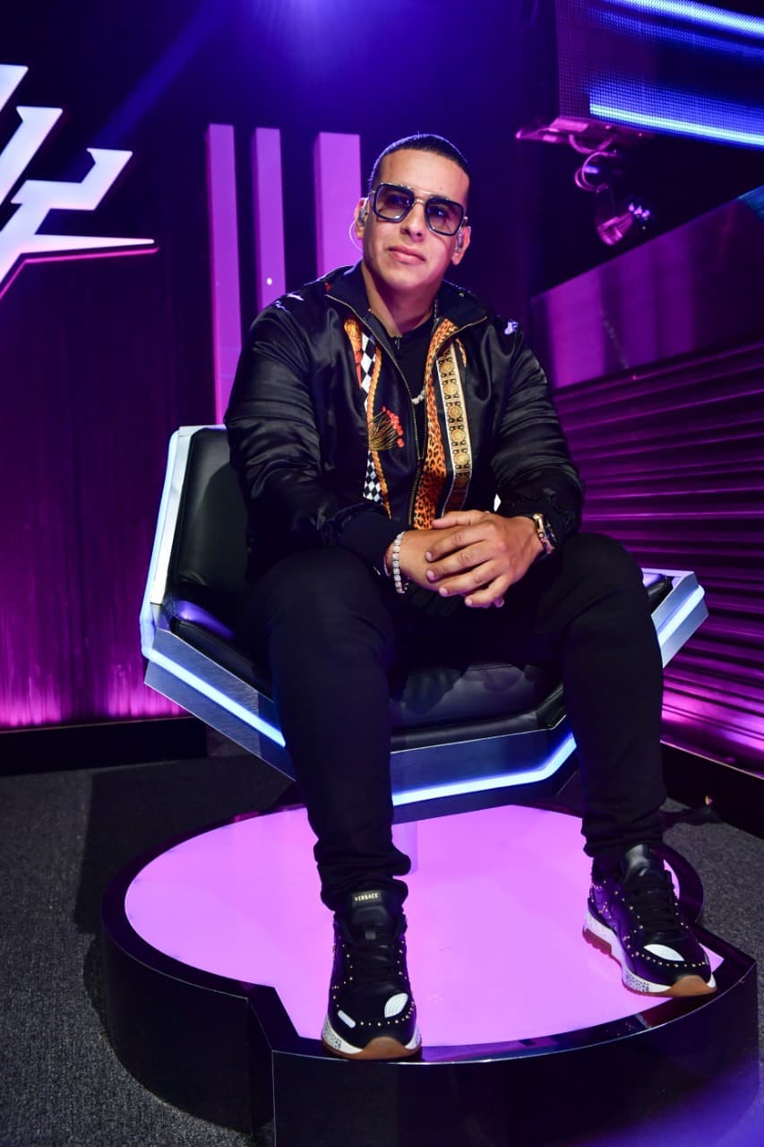 Él estaba ansioso porque el show arrancara.