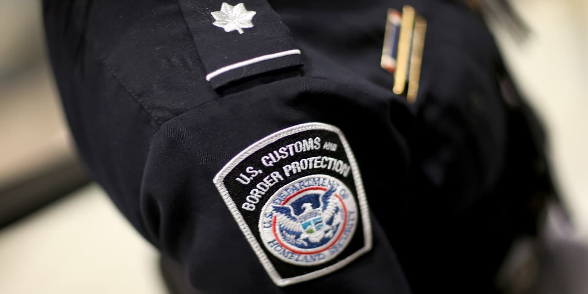 Así robó un agente federal $250,000 de cheques y giros postales en un año