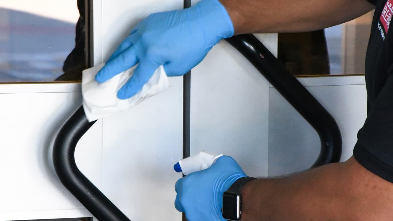 Los productos que se utilizaran para desinfectar superficies son los recomendados por la EPA y que son efectivos para eliminar el covid 19.