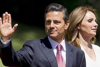 El presidente de México, Enrique Peña Nieto, junto a su esposa, Angélica Rivera.