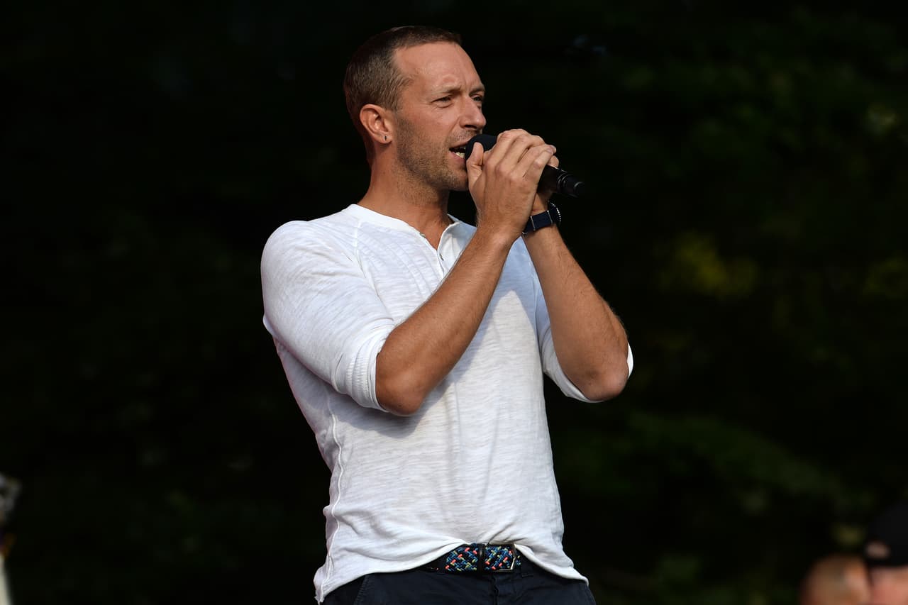 "Me preocupé por eso, claro. Alrededor de los 15 años y medio, no sé qué pasó. Pensé, 'Sí, ¿y qué?' y luego todo se detuvo de la noche a la mañana. Fue muy interesante. Una vez pensé, 
<b>'Sí, ¿y si soy gay?</b>'", contó uno de los intérpretes de 
<b><a href="https://www.youtube.com/watch?v=d020hcWA_Wg" target="_blank">'Clocks'.</a></b>
<br>