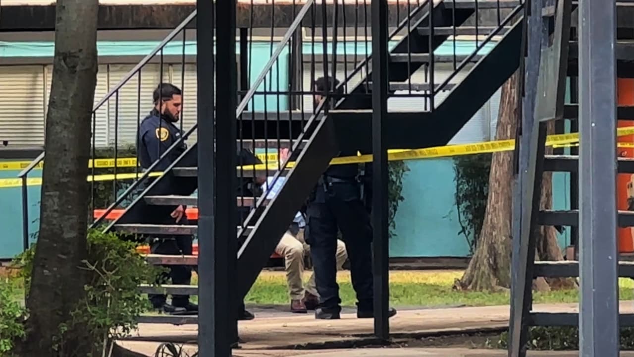 Presunta intrusa en apartamentos cerca del Estadio NRG muere al ser baleada por guardia de seguridad