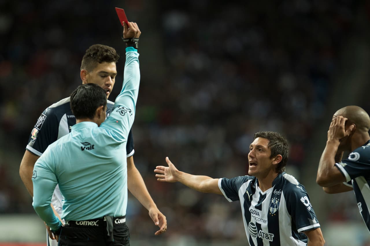 Al 55 Neri Cardozo vio la roja directa por una falta en los límites del área dejando a los Rayados en desventaja numérica.