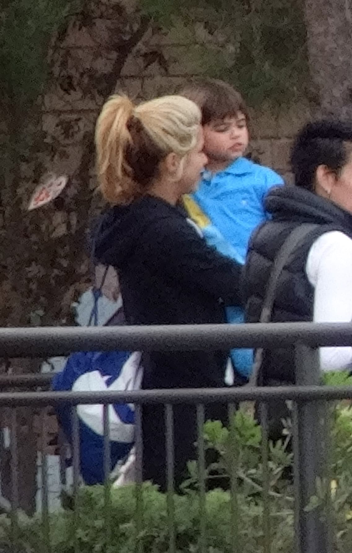 Así la captaron los paparazzi cuando fue al cole por Milan.