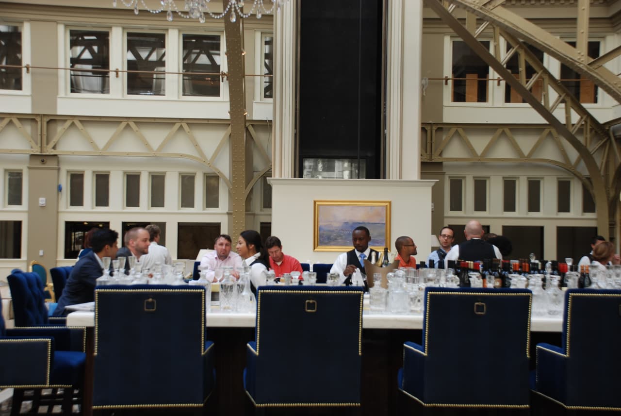 Primeras copas en el bar del Hotel Trump en Washington