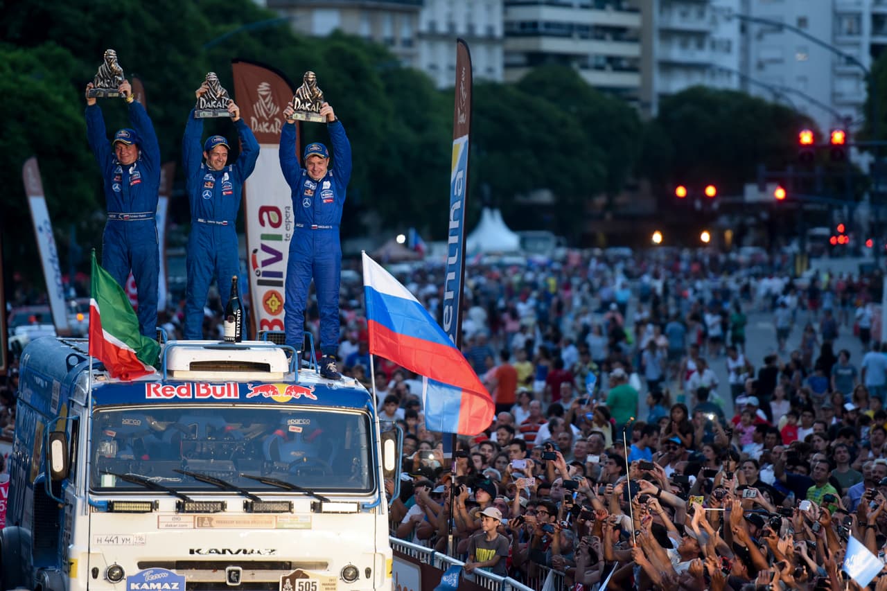 <b>Camiones:</b> Rusia recuperó la corona entre los gigantes con el triunfo de 
<b>Kamaz</b>, que ganó con su modelo 
<b>4326</b> y 
<b>Eduard Nikolaev</b> al volante. La firma logró el 1-2, completado por el camión comandado por Dmitri Sotnikov.