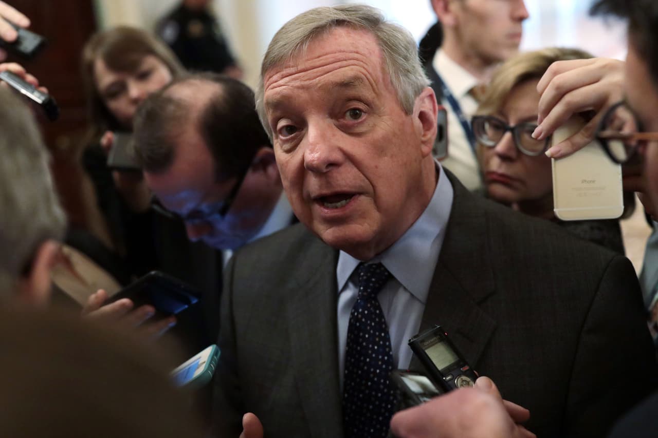 Hace unos días le habíamos informado que el senador dick Durbin en conferencia reconoció que una de las recomendaciones del Centro para el Control y Prevención de Enfermedades (CDC por sus siglas en inglés) es quedarse en casa y no salir en caso de ser contagiado.