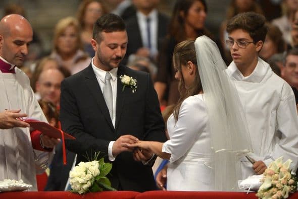 Y a pesar de tratarse de una boda múltiple, el intercambio de anillos no faltó durante la ceremonia.