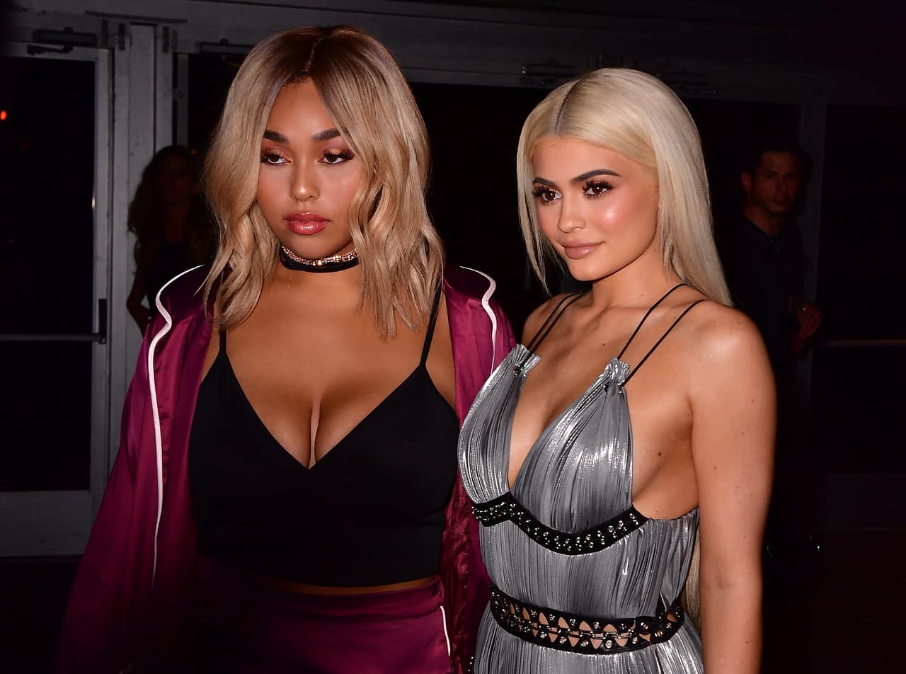 Cabe señalar que Harden es otra de las exparejas de Khloé Kardashian, por lo que una vez más Kylie demostró su lealtad a su hermana y eliminó de su lista de Instagram a quien fuera su mejor amiga. 
<a href="https://www.tmz.com/2019/07/26/kylie-jenner-unfollows-jordyn-woods-instagram/" target="_blank">TMZ</a> atribuye que la decisión la pudo haber tomado luego de que saliera a la luz el video.
<br>