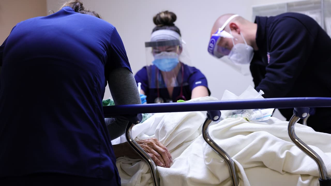 Arizona enfrenta un brote de coronavirus aún peor que en el verano del 2020