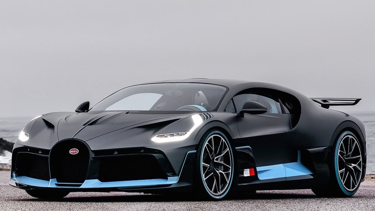 Esta es la 
<b>única combinación de colores </b>que Bugatti ofrece para el Divo. Los laterales están pintados en 'titanio plateado líquido' con un terminado mate, mientras que los elementos aerodinámicos inferiores están pintados en un color diseñado especialmente para el modelo llamado 'azul de carreras Divo'. Todos los elementos relacionados al 
<b>control del flujo de aire </b>como las entradas de aire y alerones muestran un terminación en fibra de carbón,