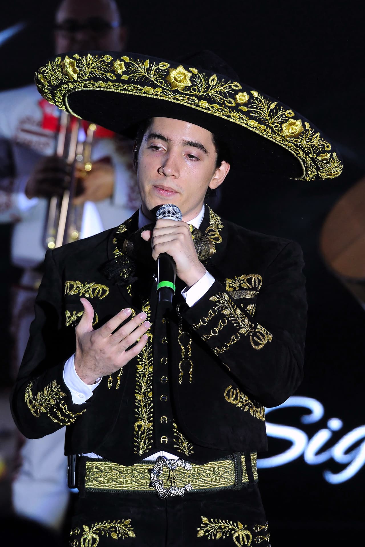 Ángela Aguilar recordó que tanto ella como Álex Fernández "apenas estamos empezando.... 
<b><a href="https://www.univision.com/famosos/vicente-fernandez-pide-a-los-medios-de-comunicacion-apoyar-al-mas-pequenito-de-la-dinastia-su-nieto-alex-jr-video">Alex apenas sacó su primer disco</a></b>" , por lo que ella preferiría esperar.