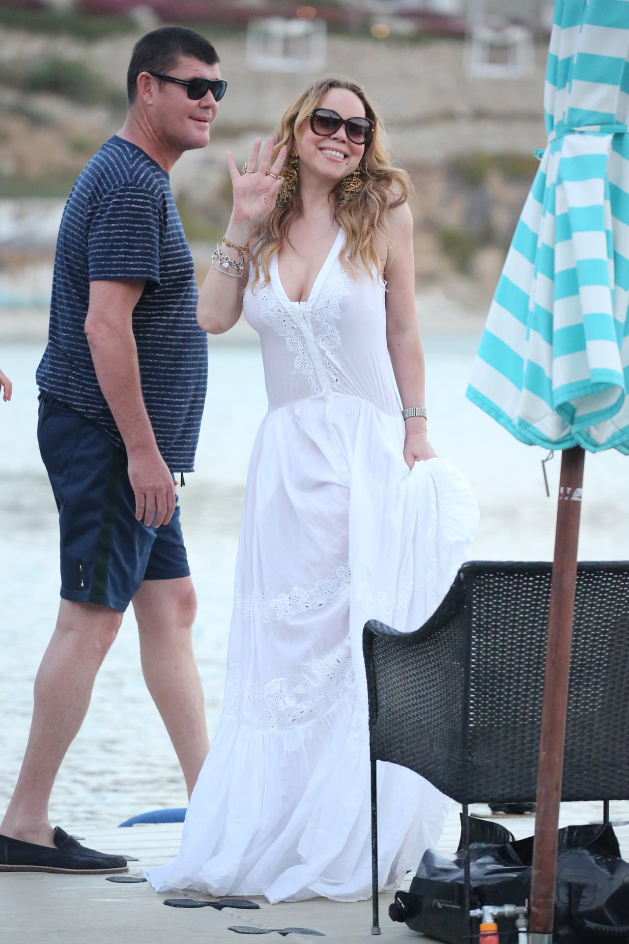 Mariah estaba tan de buen humor que saludó a los paparazzi.