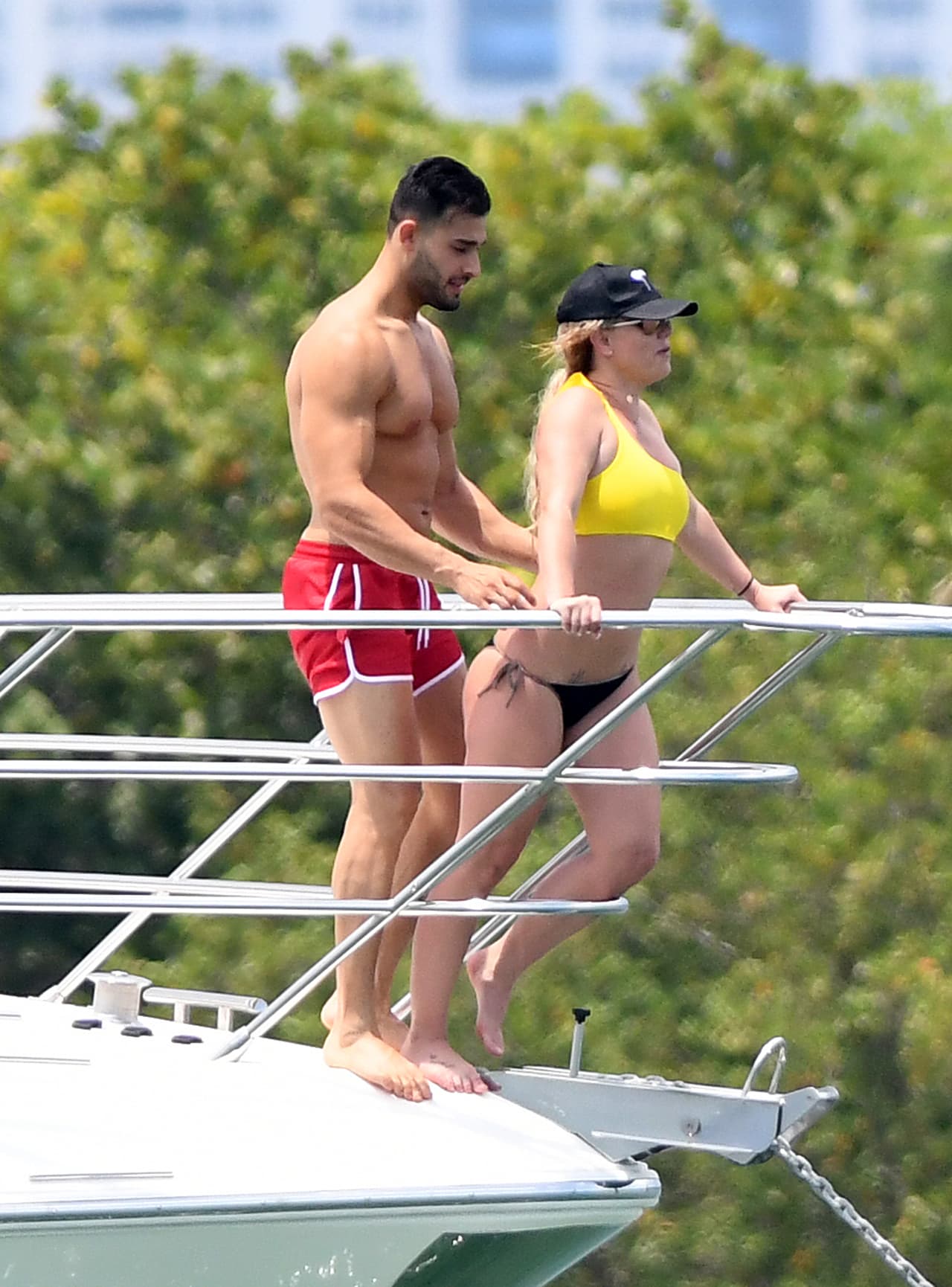 Cuidadosamente, su novio se acercó mientras ella miraba al horizonte sosteniéndose de los barandales de la proa del yate.