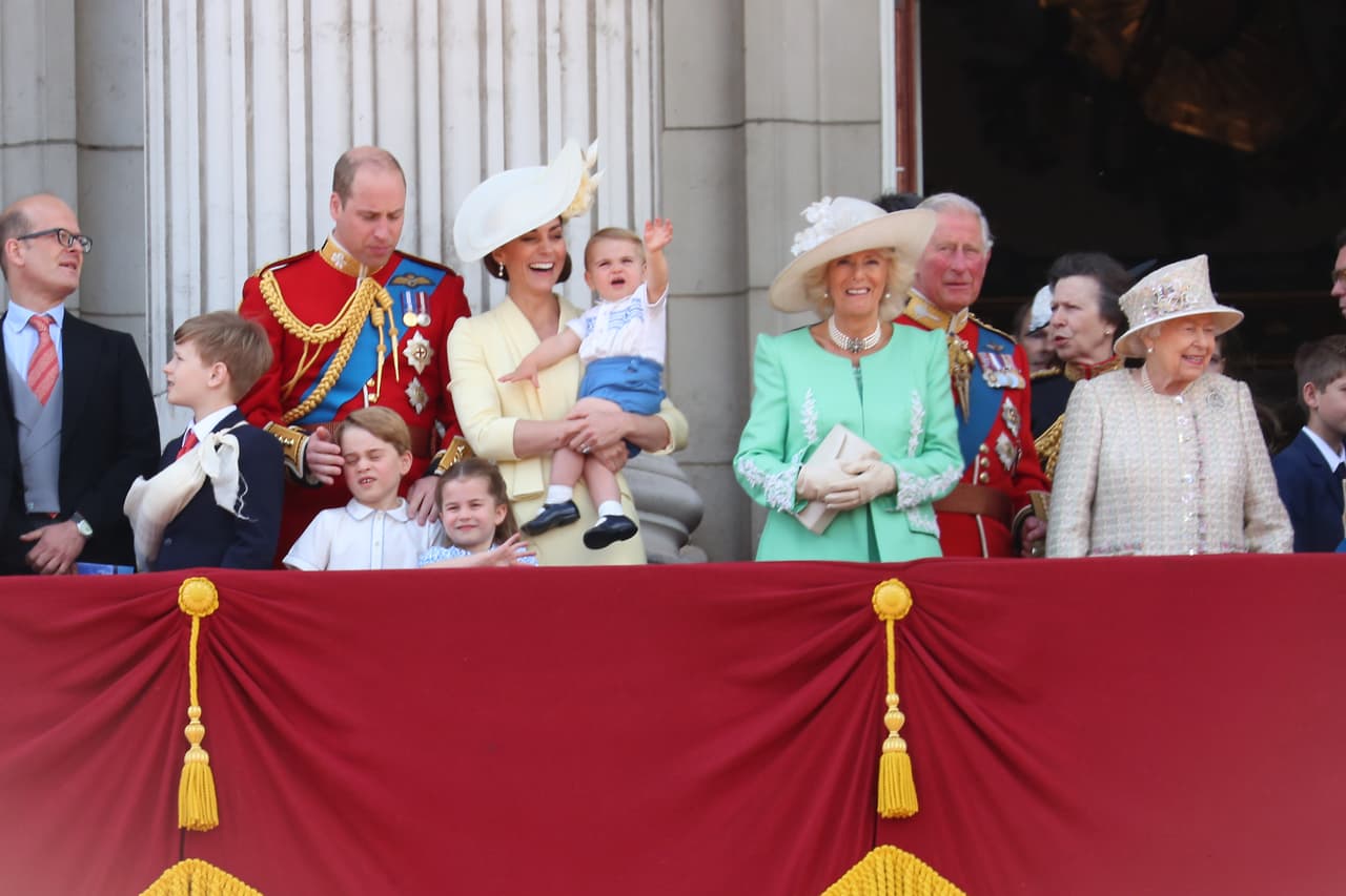 El príncipe William, duque de Cambridge, estuvo acompañado de su esposa y sus hijos en el homenaje a su abuela.
