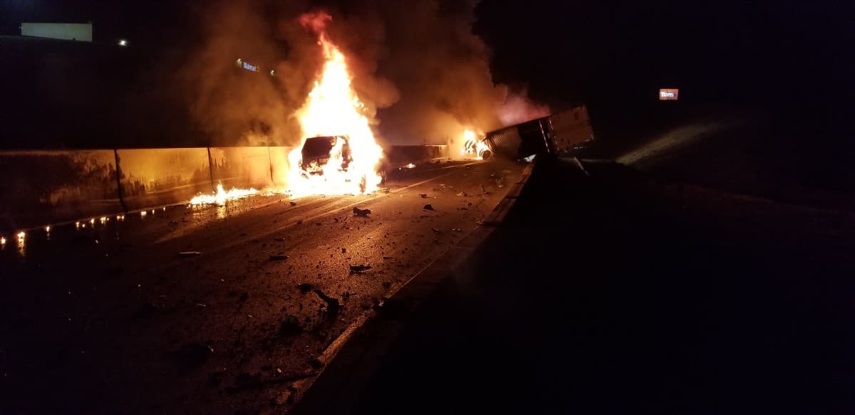 Choque y posterior incendio de un camión remolque y un carro causó el cierre temporal de la I-83