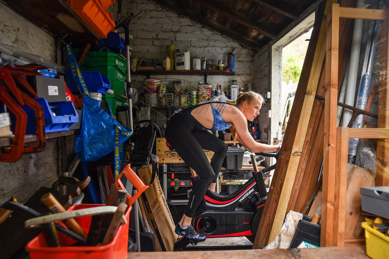 Polly Swann, medallista del equipo olímpico de remo, entrena en casa durante la semana siete de aislamiento en la ciudad de Edimburgo, Reino Unido. 4 de mayo.