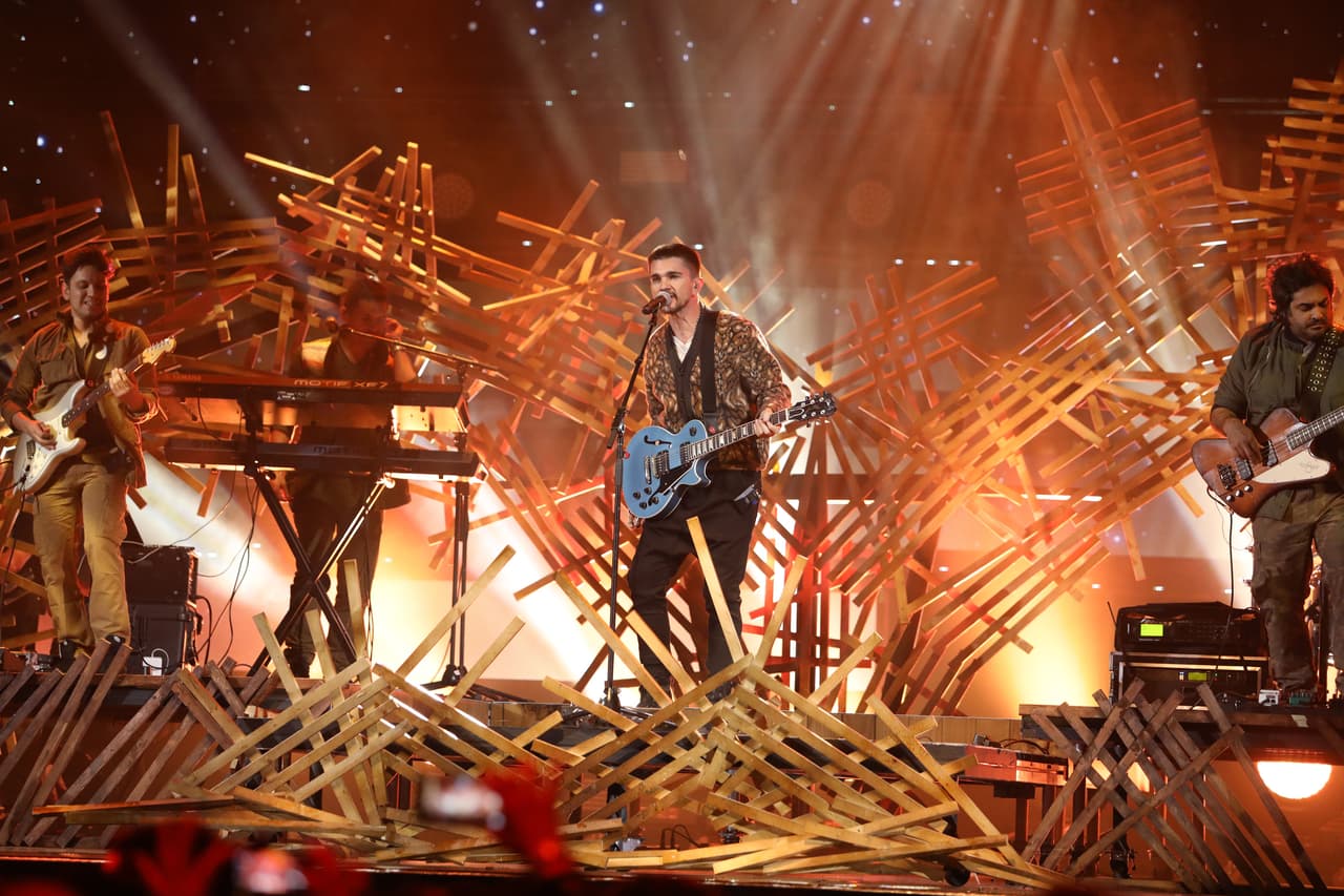 El colombiano presentó su sencillo "Hermosa ingrata".