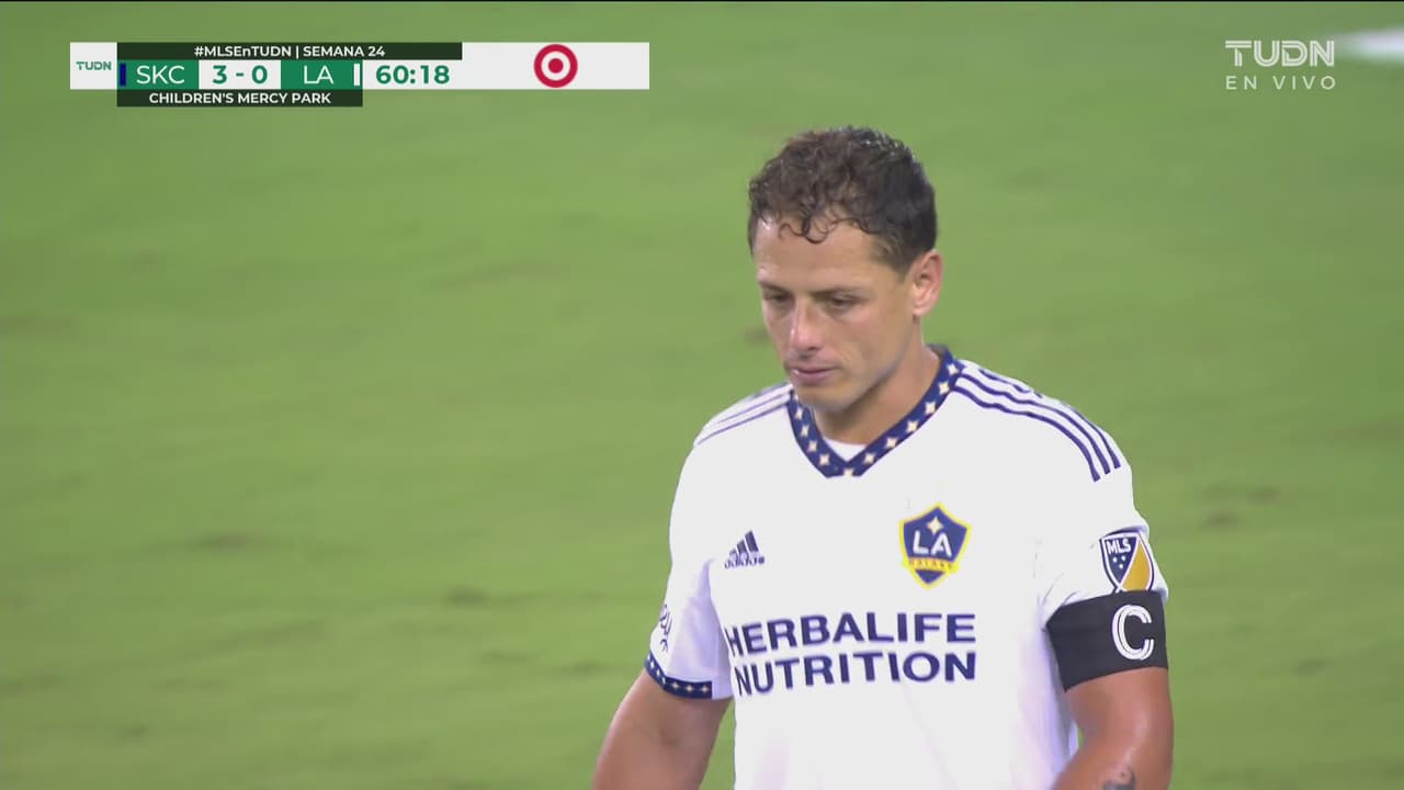 ¡Bandera arriba salva del osote a Chicharito! Hernández falla frente al arco