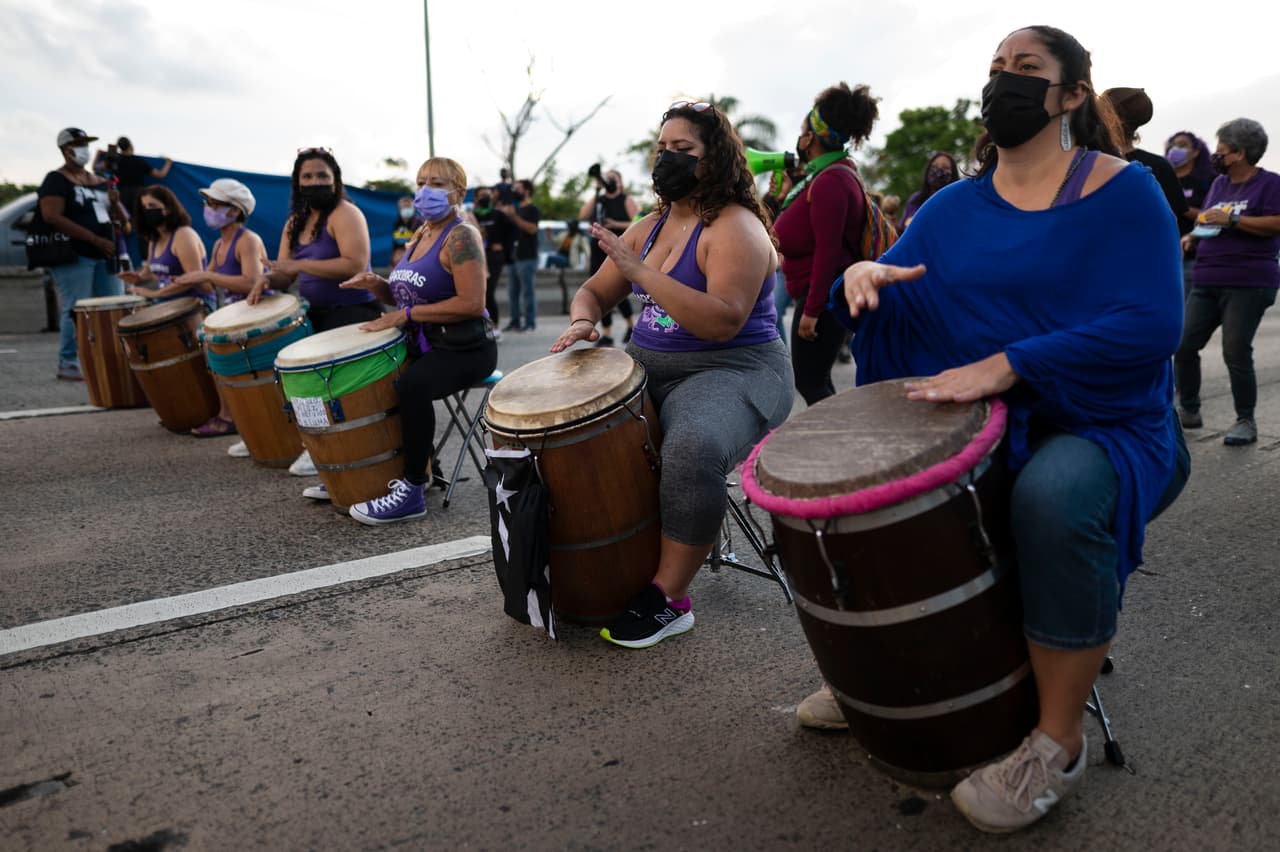 Las manifestantes bloquearon el expreso PR-22 lo que complicó el avance de vehículos antes del peaje de Buchanan, rumbo a San Juan.
<br>