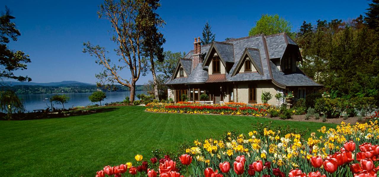 La propiedad de inspiración francesa se encuentra en la península de Saanich de Columbia Británica, al sur de la isla de Vancouver. Sus dos playas y las vistas a través de la península lo convierten en uno de los lugares más idílicos de la zona, 
<a href="https://www.dailymail.co.uk/news/article-7832511/Meghan-Harry-spent-Christmas-baby-Archie-14m-Canadian-waterfront-mansion.html" target="_blank">señaló el diario británico.</a>