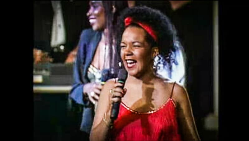 Para terminar, el escenario se llenó de colores y sabor con el último acto de la noche que corrió a cargo de Kaoma.