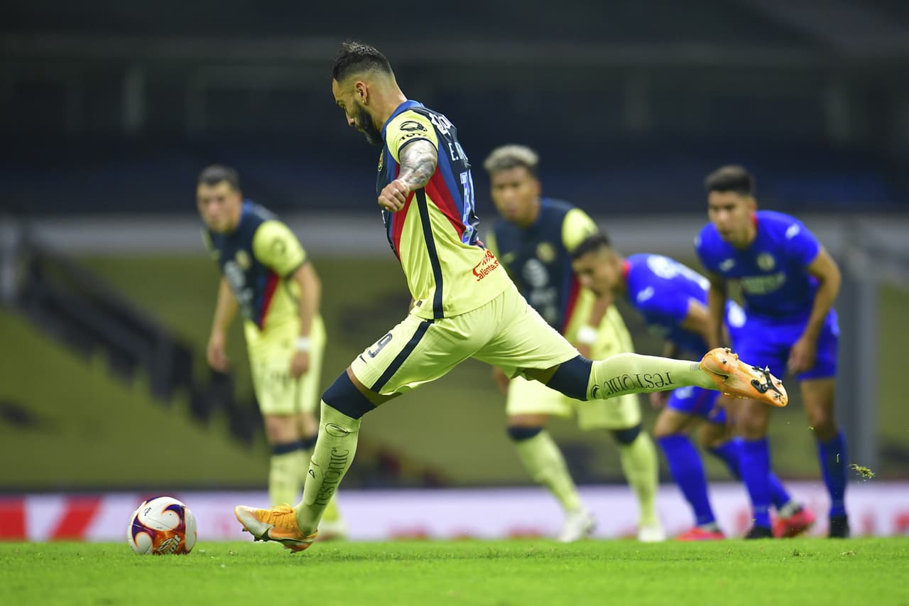 Aguilera, el especialista, no perdonó a Corona y se quitó la espina del Clausura 2020, donde falló su disparo desde los once pasos ante la Máquina.