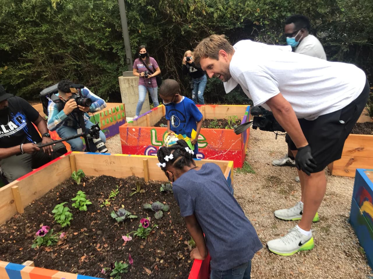 La estrella de los Dallas Mavericks, Dirk Nowitzki, ayudó a entregar los alimentos a las familias que han sido afectadas por la crisis del 
<a href="https://www.univision.com/temas/coronavirus">coronavirus</a>. 
<br>
