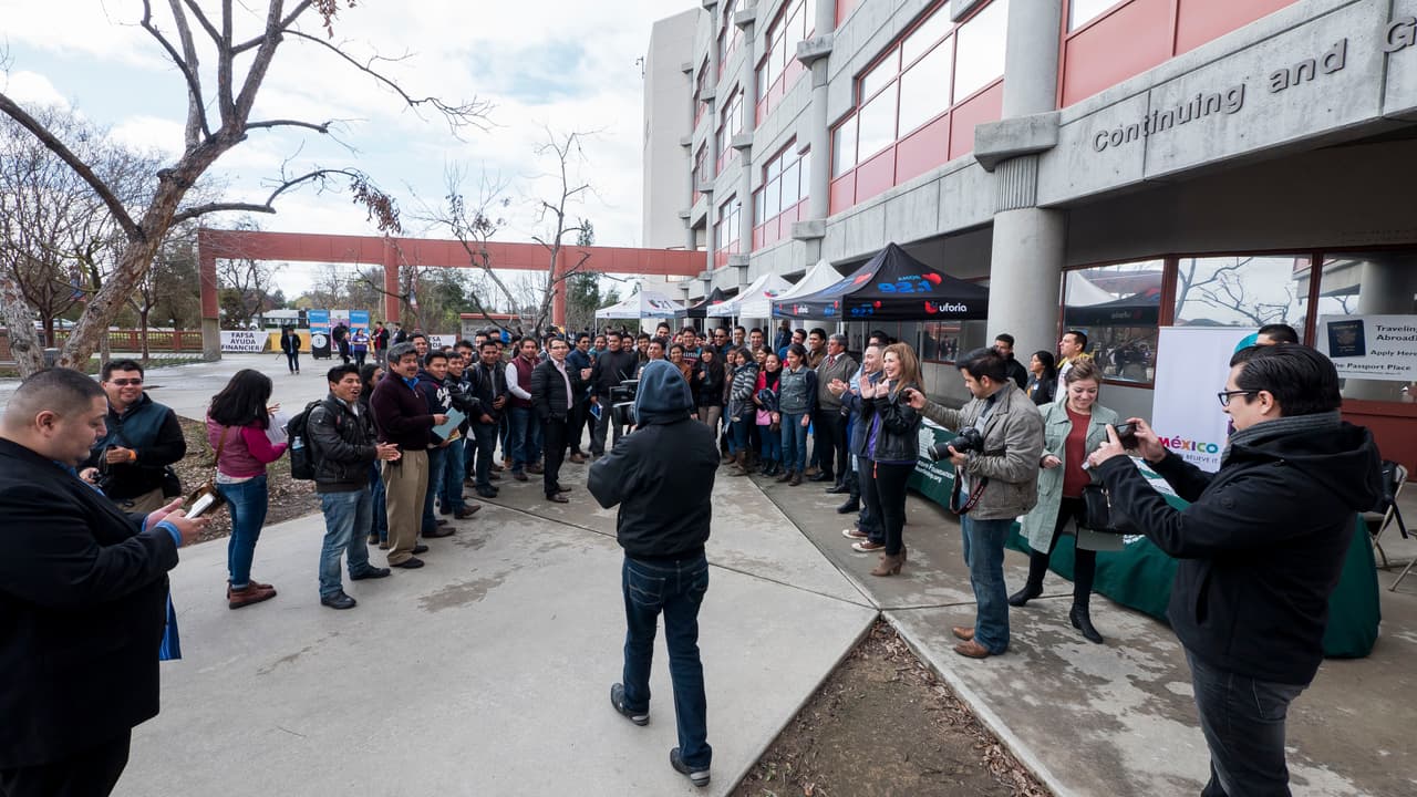Ocho colegios y universidades ayudaron a estudiantes y sus familias llenar las solicitudes de FAFSA.