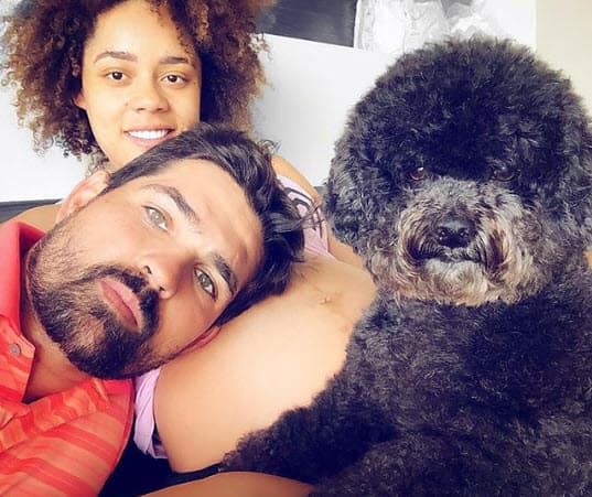 Casi todo el embarazo transcurrió sin contratiempos y ambos actores publicaron tiernas fotos de la pancita de Kellerman.