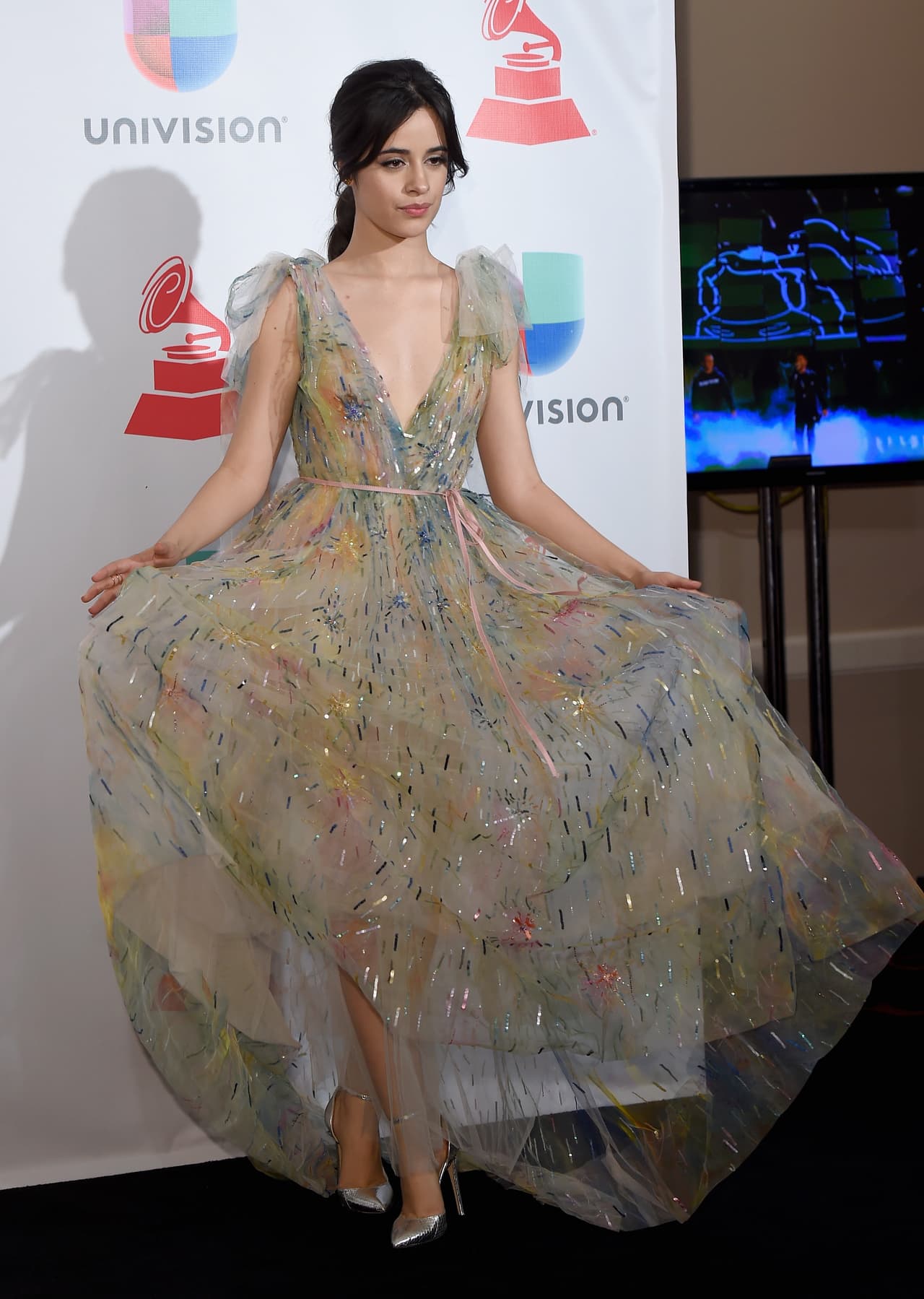 La joven cantante de origen cubano Camila Cabello caminó con este vestido de tela ligera y escote pronunciado por la alfombra del Latin GRAMMY 2017.