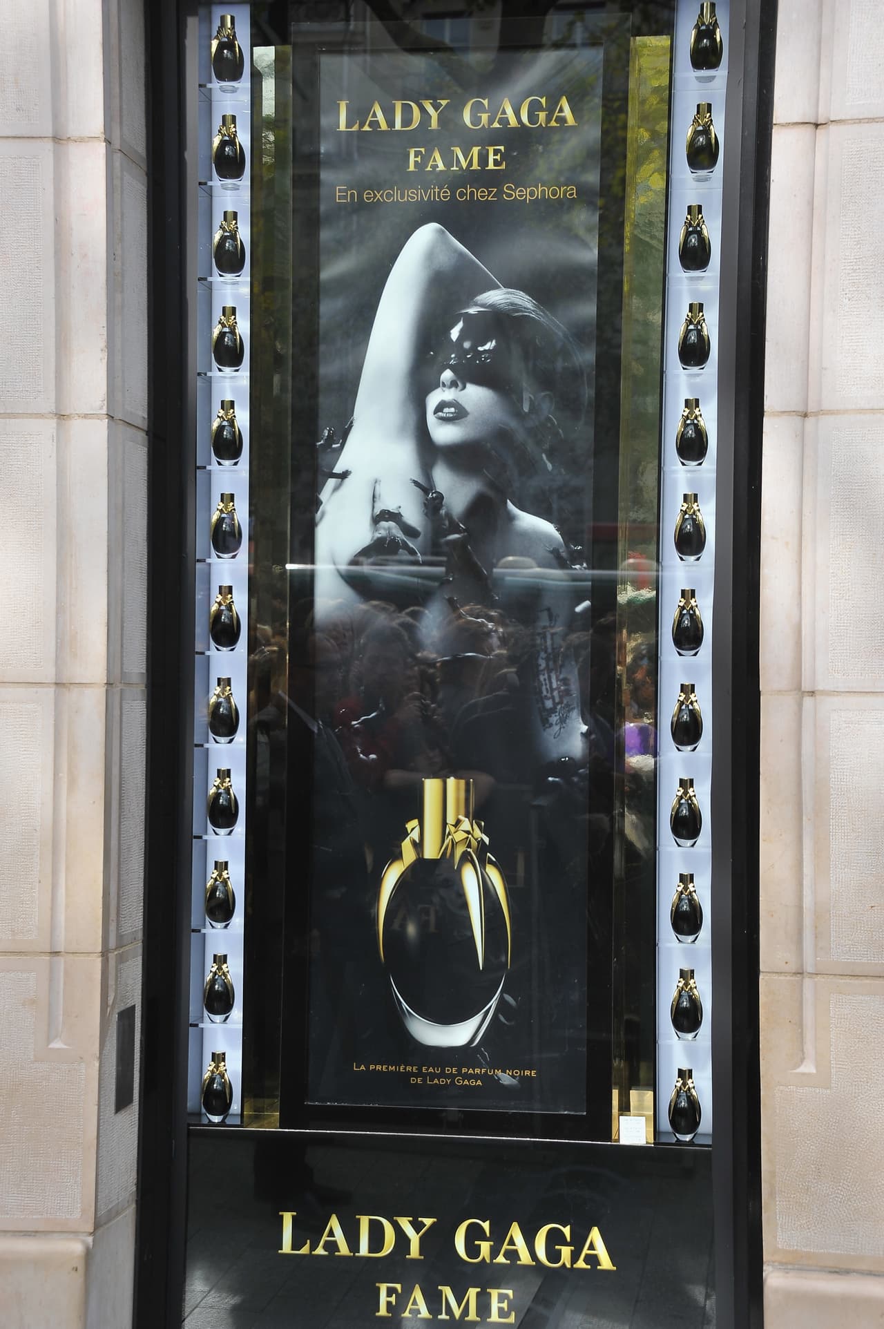 Antes de su lanzamiento oficial, las imágenes de la campaña fueron flitradas en redes sociales, lo que generó grandes expectativas.