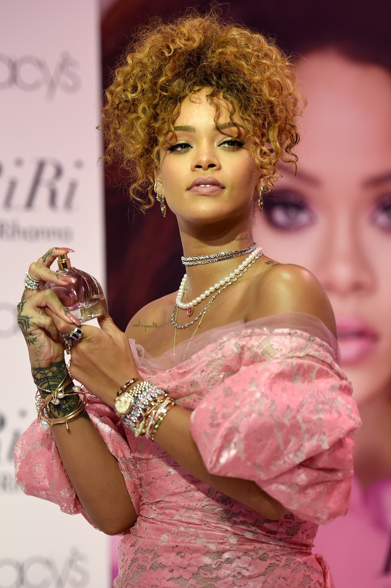 Rihanna lanzó su más reciente perfume este 2015 con una explosiva, combinación de flores mezclada con un toque frutal. RiRi tiene una base de ingredientes como la madreselva, la mandarina, el ron, el jazmín o el sándalo. ¿Se atreven usarlo?
