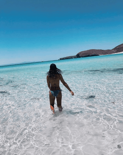 Luego de eliminar la imagen con la estrella de mar, la actriz continuó compartiendo imágenes de sus vacaciones de verano en las que sus seguidores no dejaron de poner comentarios relacionados con el incidente del animal marino.