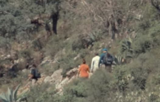Finalmente, el grupo se retiró de la cripta de Jenni y comenzó a bajar el largo sendero de la montaña antes de que la noche los sorprendiera.