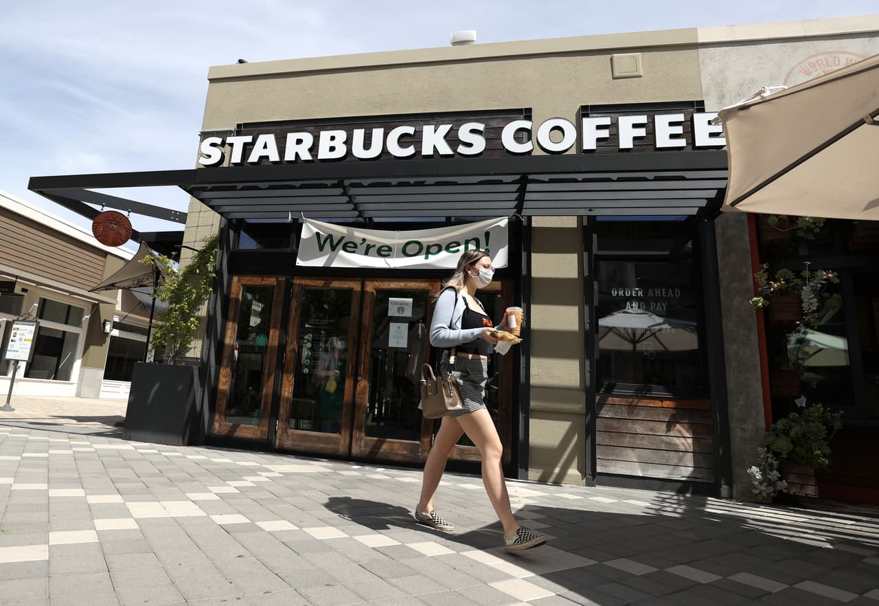 Una 'propina' de $29,500: el efecto bumerán de la queja en redes de una clienta de Starbucks a la que le pidieron usar mascarilla