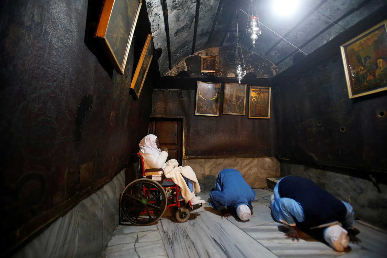 La gruta sagrada de Belén fue circundada por construcciones que ordenó el emperador Constantino no mucho después del 325 d. C., indica el sitio 
<a href="http://es.catholic.net/op/articulos/2741/la-baslica-de-la-natividad-en-beln.html#modal" target="_blank">Catholic.net</a>. La basílica del s. IV fue sustituida dos siglos más tarde por otra de dimensiones mayores, que es la que hasta hoy se encuentra en pie.
<br>