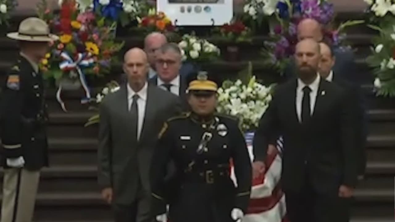 <b><a href="https://www.univision.com/local/arizona-ktvw/dan-ultimo-adios-al-agente-de-la-dea-que-murio-a-tiros-durante-un-operativo-contra-el-narcotrafico-en-tucson-video">Dan último adiós al agente de la DEA que murió a tiros durante un operativo contra el narcotráfico en Tucson. </a></b>