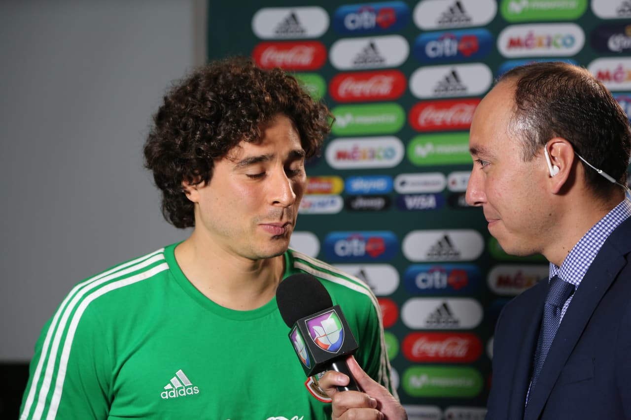 "Me veo de titular en el Mundial", confesó el portero de México en la entrevista con Univisión.