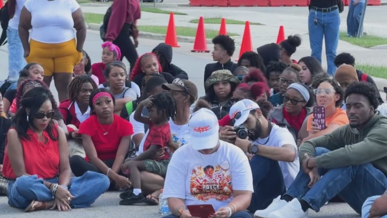 Manifestantes bloquean vía y exigen justicia por asesinato de estudiante de la preparatoria Westfield