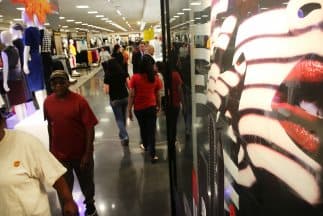 Por primera vez en seis meses bajó en julio el gasto de los consumidores en EEUU