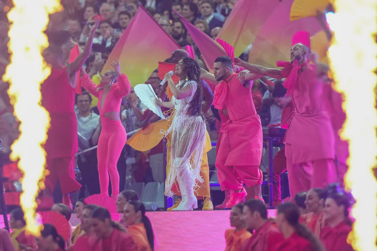 La presentación de Camila estuvo adornada por fuegos artificiales y un espectacular juego de luces.
<br>