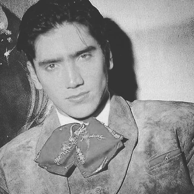 Cuando Alex decidió lanzarse como cantante, así fue el estilo con el que lo conocimos.