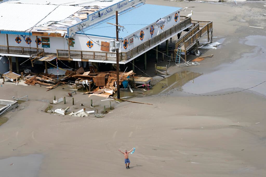 “He superado otros huracanes, el huracán Isaac, Katrina, Gustav, Ike, y este no tuvo comparación en absoluto. Este fue el peor... Es simplemente asombroso que nadie (aquí) haya muerto o haya sido herido de gravedad", agregó.
