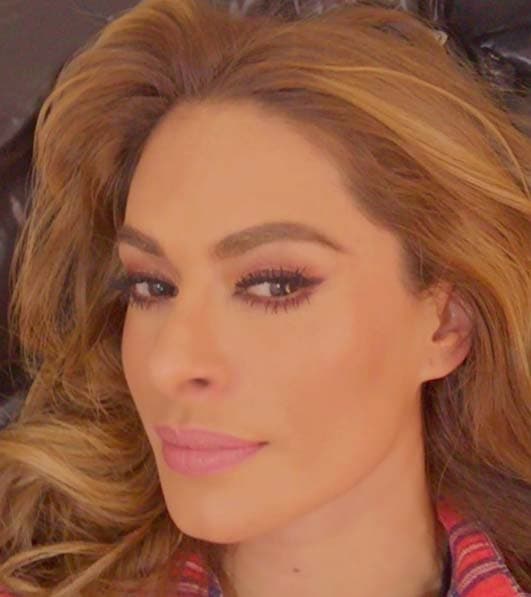 El agua ayuda a que tus labios estén siempre hidratados. Seguro que Galilea siempre bebe mucha agua para que luzcan sanos.