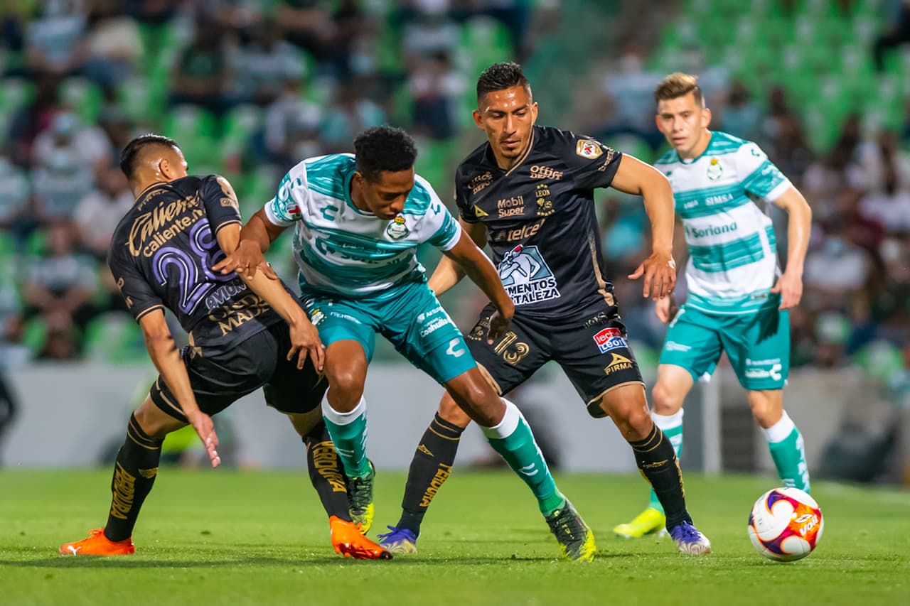 León comienza a desmotstrar el futbol que lo hizo campeón del futbol mexicano y vencen 1-2 a Santos. La Fiera escaló hasta la novena plaza y los Guerreros se mantienen en el tercer lugar.
