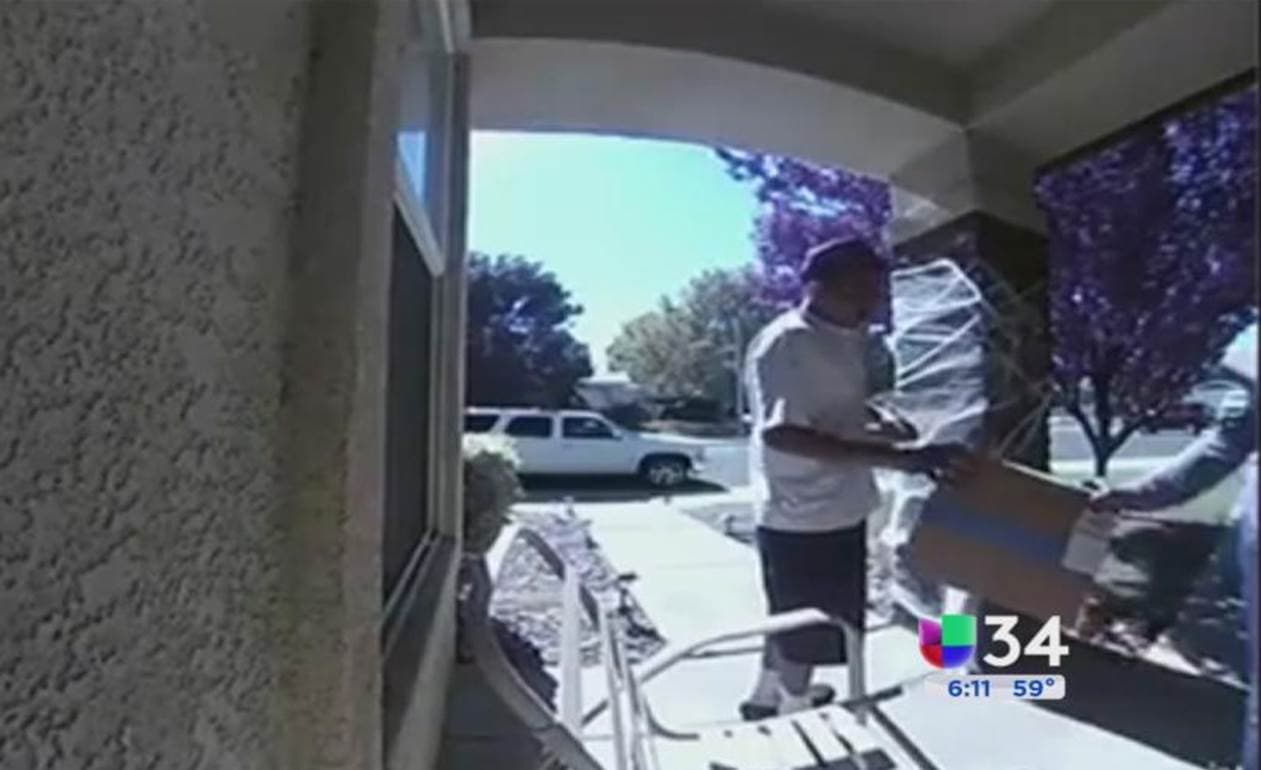 El incidente tuvo lugar en Lancaster en octubre de 2016 y los sospechosos fueron captados en video huyendo de la residencia con dos paquetes.