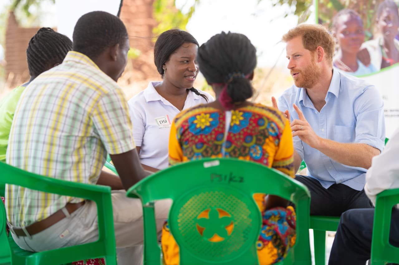 El príncipe Harry está en su último día de compromisos en Malaui y volaría de regreso a Sudáfrica este martes para reencontrarse con 
<b><a href="https://www.univision.com/famosos/asi-fue-el-primer-compromiso-oficial-de-archie-en-africa-con-el-premio-nobel-de-la-paz-desmond-tutu-video" target="_blank">su esposa y a su hijo Archie.</a></b>