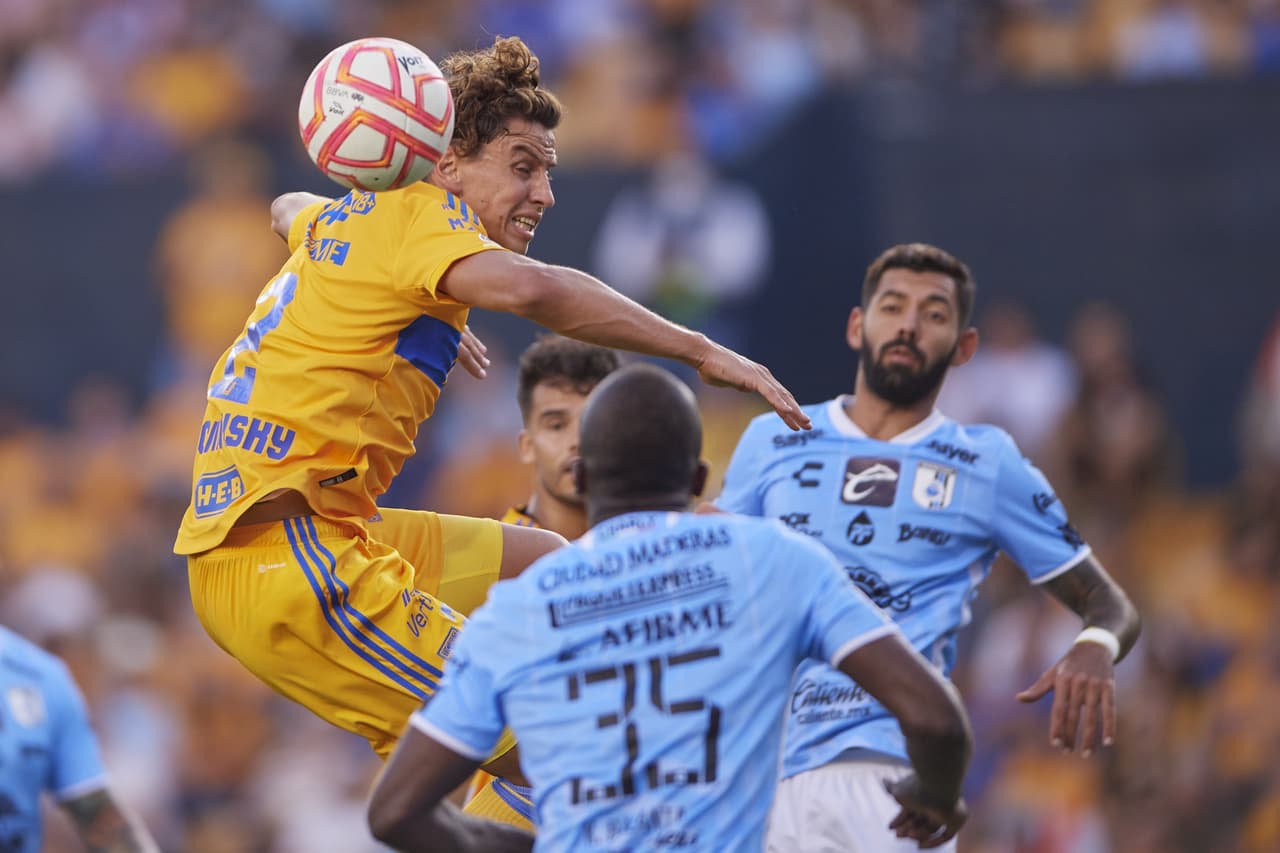 Tigres se llevó los tresn puntos ante Gallos Blancos en un partido en el que hubo tres jugadores expulsados .